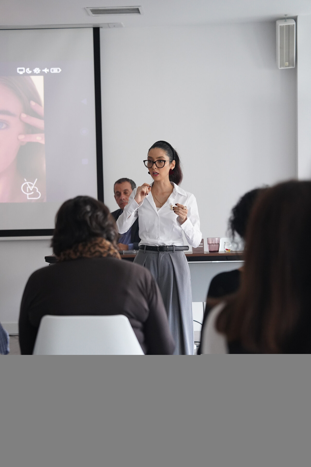 Dra. Carolina Vásquez impartiendo una charla médica sobre láser CO₂